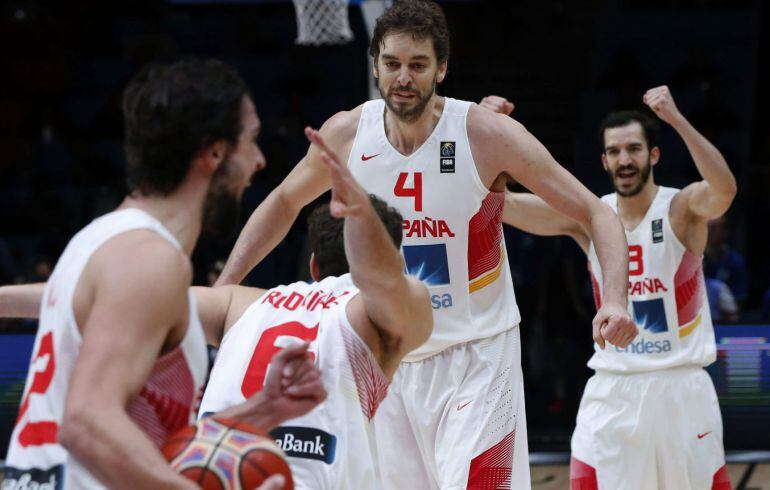 GRA464. LILLE (FRANCIA), 15/09/2015.- Los bases de la selección española Sergio Llull (i), Sergio Rodríguez (2i), el pívot Pau Gasol (2d) y el escolta Pau Ribas (d), muestran su alegría al finalizar el partido frente a Grecia de cuartos de final del Europeo 2015, disputado hoy en el estadio Pierre Mauroy de Lille (Francia), en el que España ha vencido por 73-71 y se ha clasificado para las semifinales. EFE/Juan Carlos Hidalgo