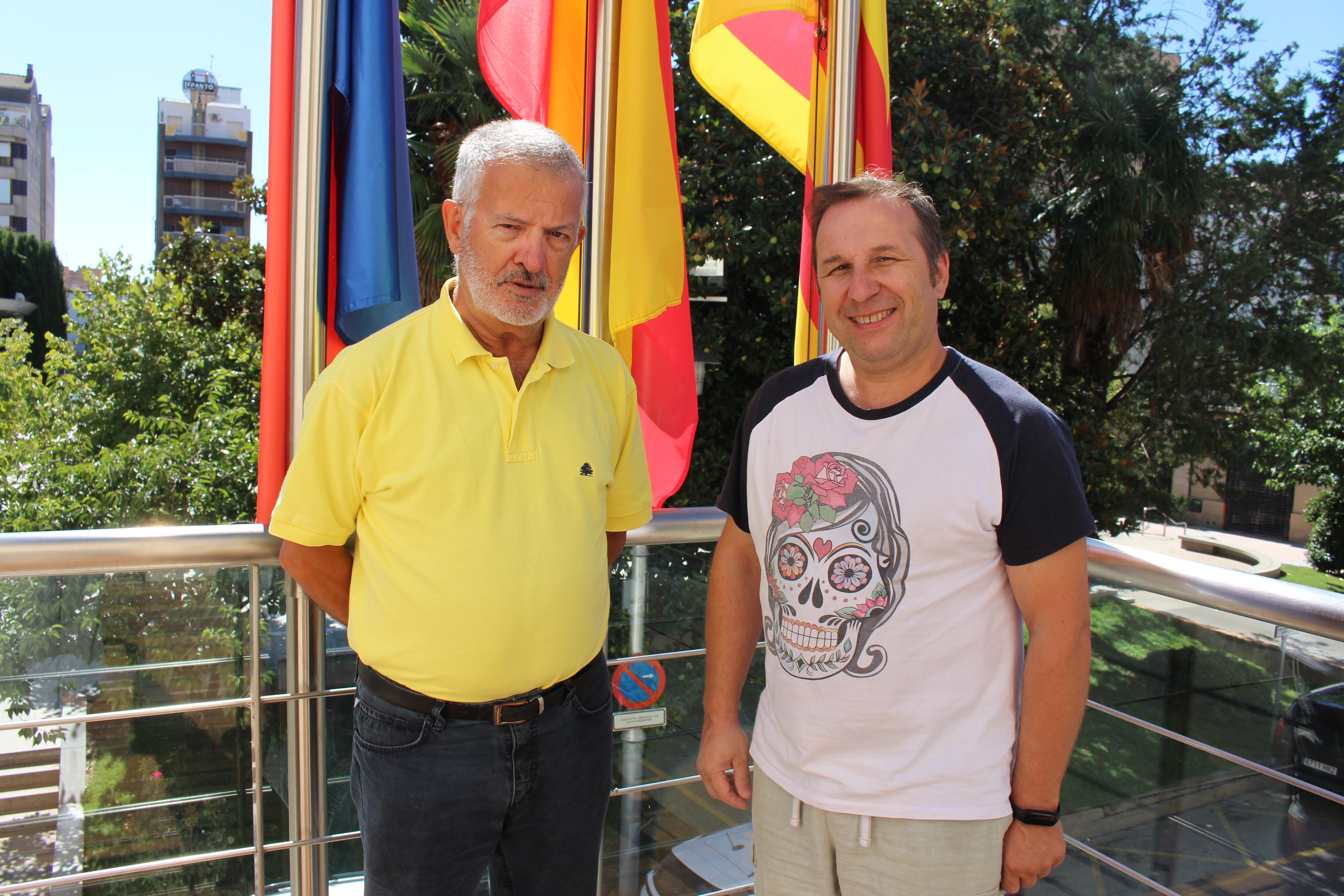 Julio Ollés, presidente de la Asociación de la Tercera Edad de Binéfar y Comarca, y Francis Charles, concejal de Actos Populares y Tradicionales de Binéfar