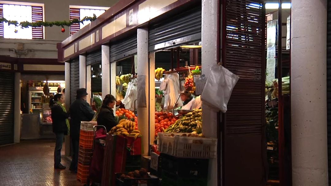 Clientes comprando en uno de los puestos del mercado de abastatos de Úbeda