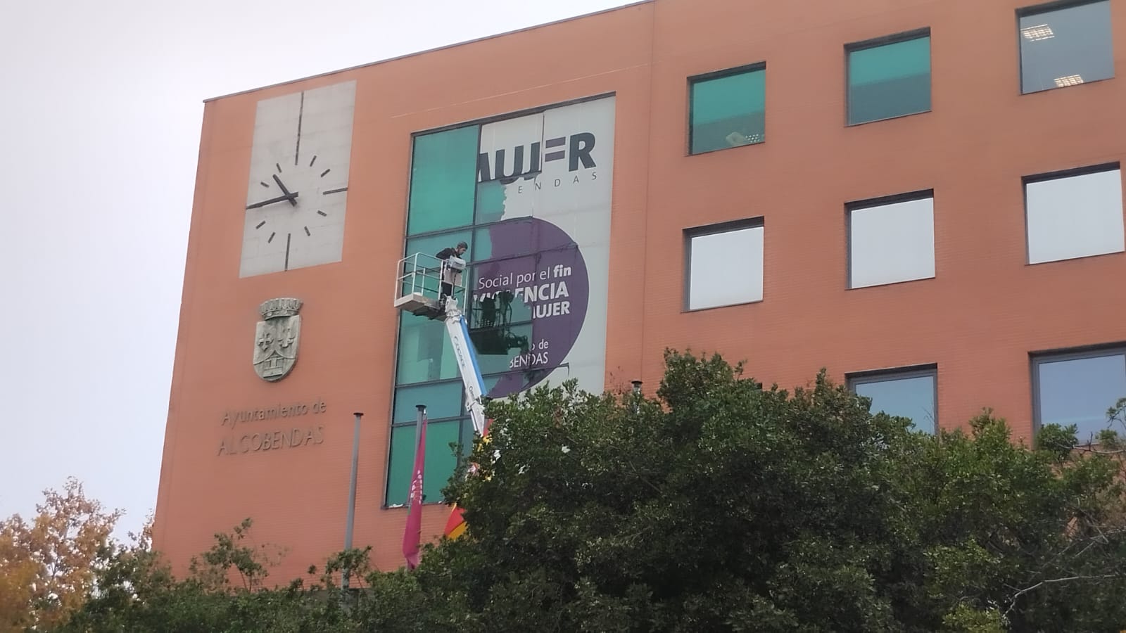 El PP retira de la fachada del Ayuntamiento de Alcobendas el gran cartel contra la violencia machista