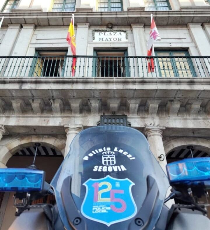 Imágenes del emblema de la Policía Local frente a la facha del Ayuntamiento de Segovia