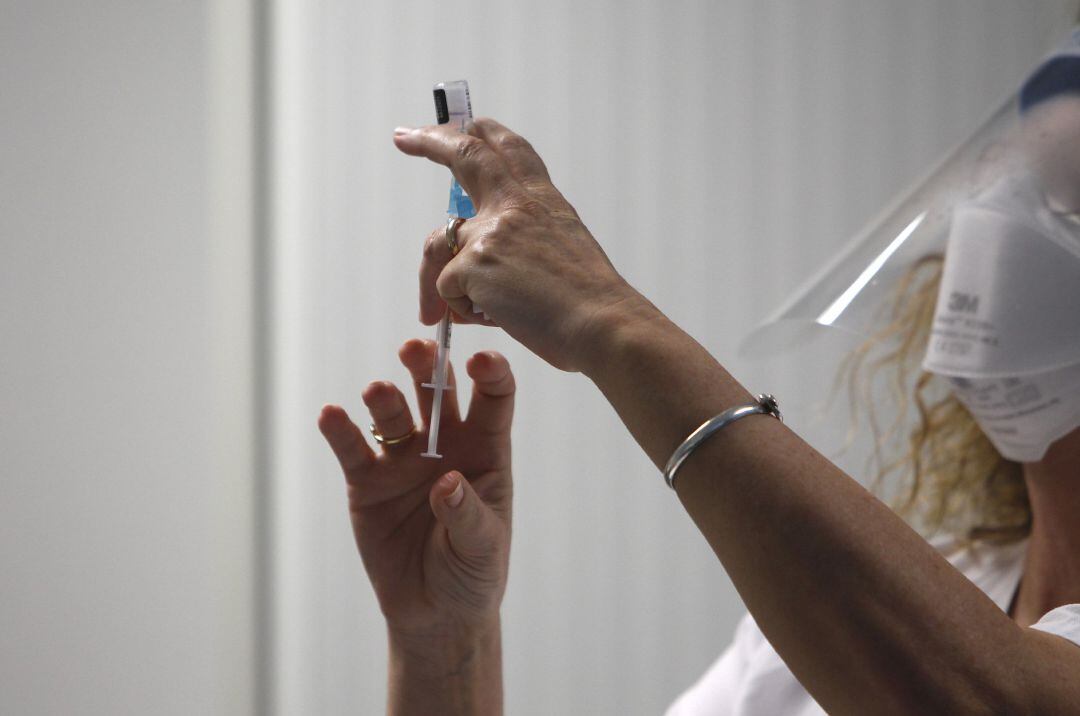 Archivo - Una enfermera prepara la vacuna Pfizer-BioNtech contra el COVID-19.