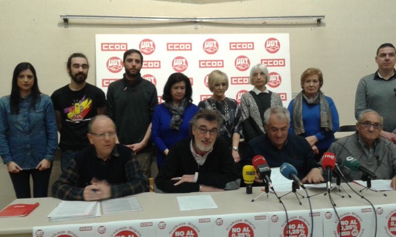 Representantes de CC OO y UGT en la presentación de la manifestación del sábado 17 de marzo en Pamplona para reivindicar unas "pensiones dignas"