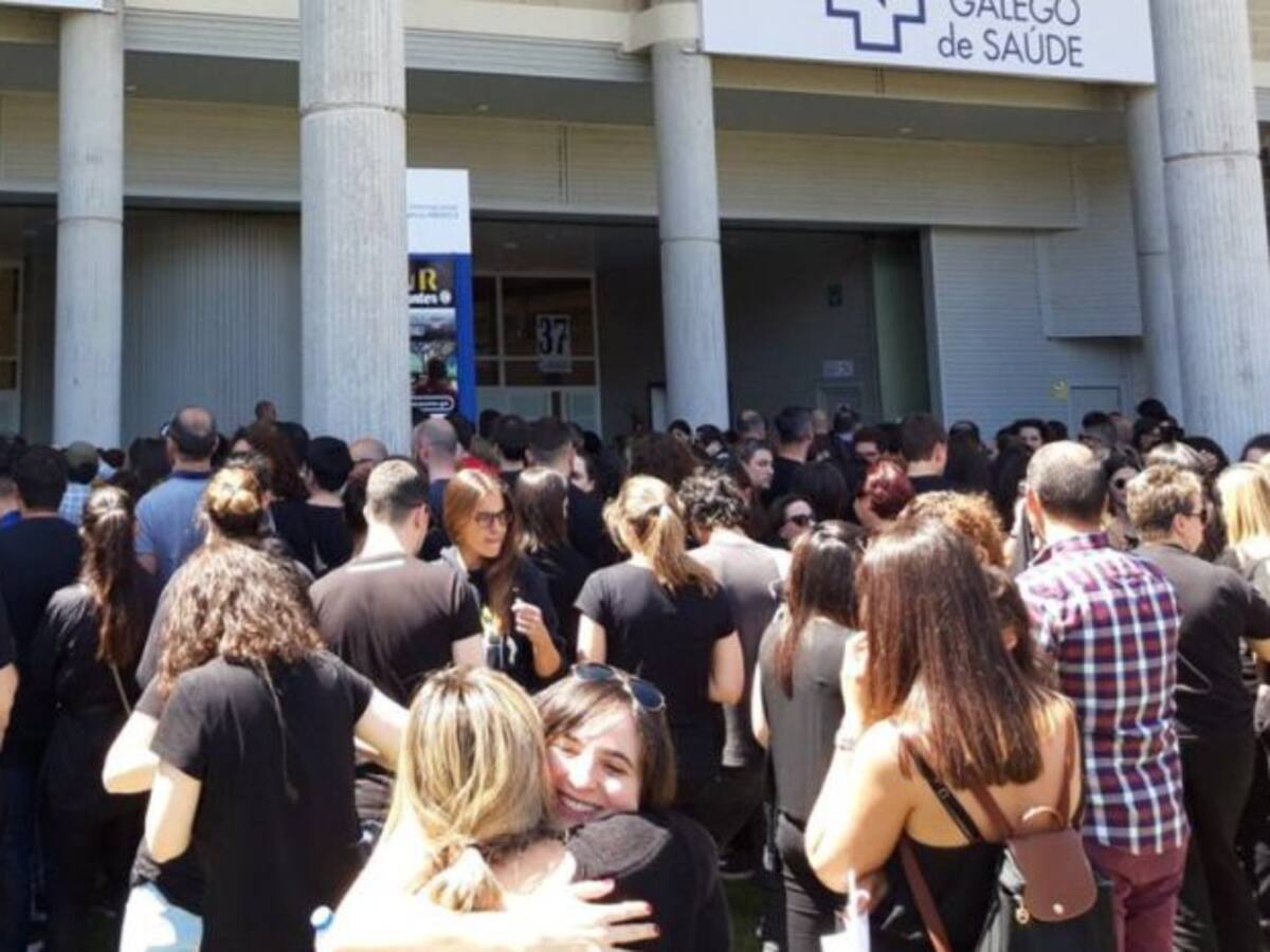 Opositores del Sergas se visten de negro en protesta contra la precariedad