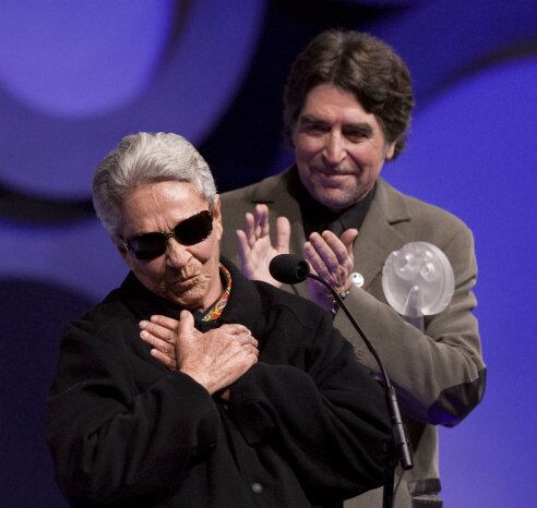 Sabina entregando a Chavela Vargas la &#039;Luna&#039; al mejor espectáculo de folclore en el Auditorio Nacional de Ciudad de México en 2008