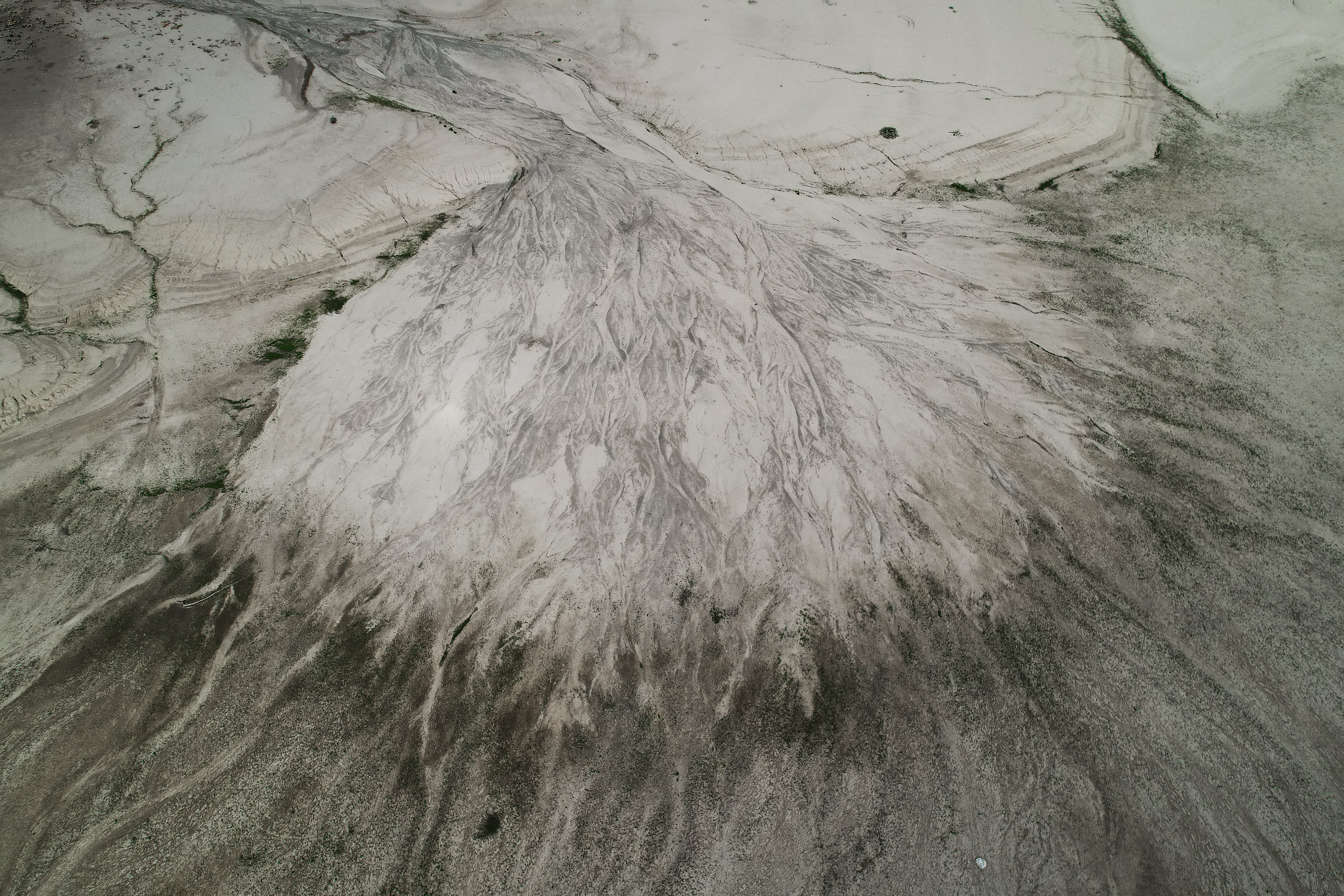 Imagen tomada con un dron de la cola del pantano de Yesa, donde se aprecia las diferentes ramificaciones que aportan agua al embalse en épocas de lluvia. Las cuencas del Aragón y el Arba han entrado en emergencia, ya que el volumen embalsado en Yesa el último día del mes pasado era de 183 hm3. La CHE reconoce que las predicciones de precipitaciones para los próximos tres meses no son claras mientras que las de temperaturas siguen dando mayor probabilidad de que sean superiores a las de la media. EFE/ Jesús Diges