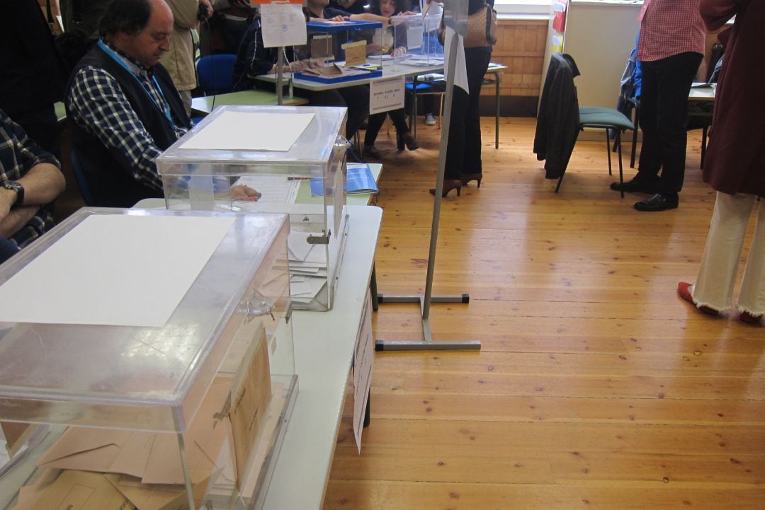 Jornada de votación en un colegio electoral