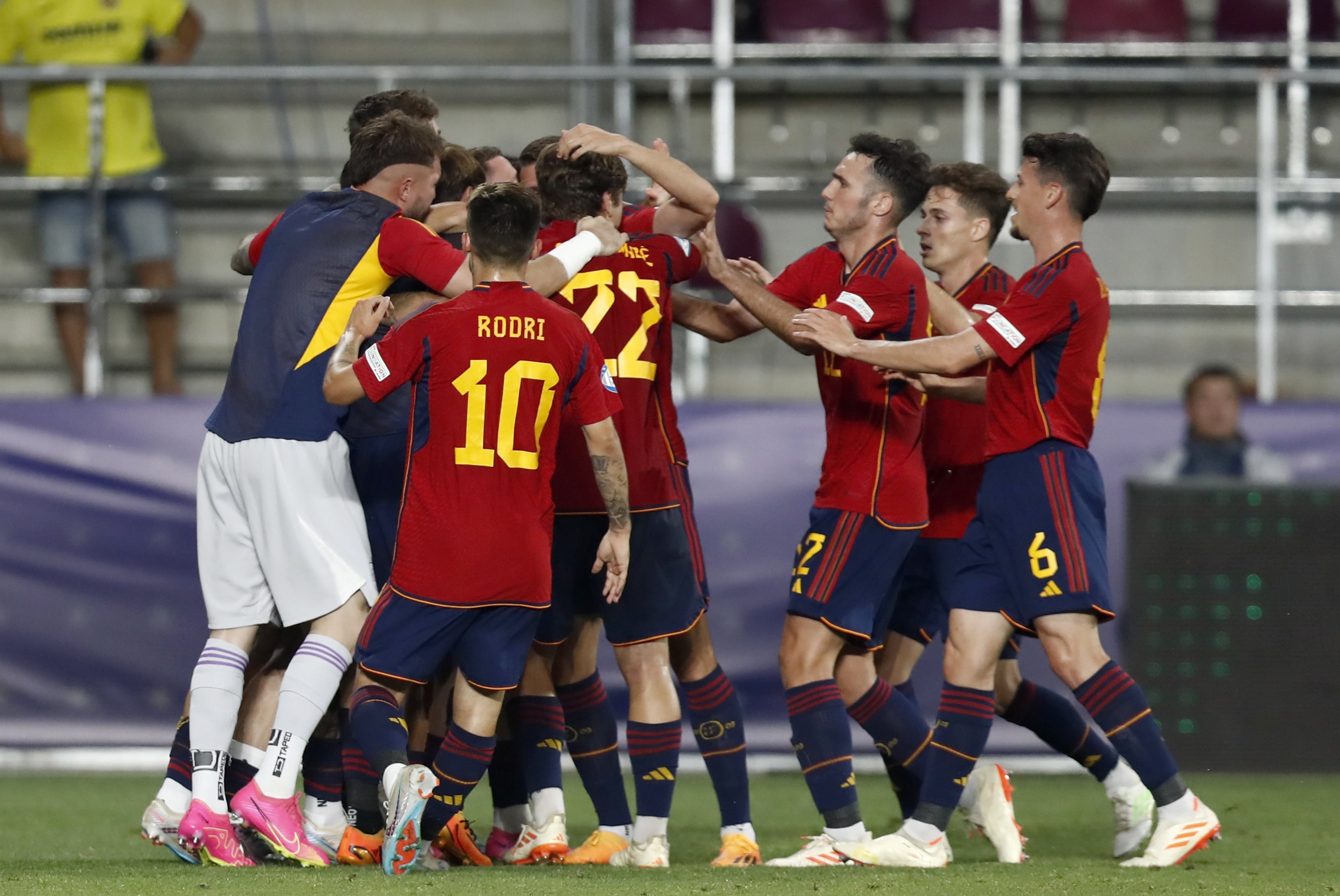 La selección española celebrando el tanto de Abel Ruiz contra Ucrania en la fase de grupos de la Eurocopa Sub-21.