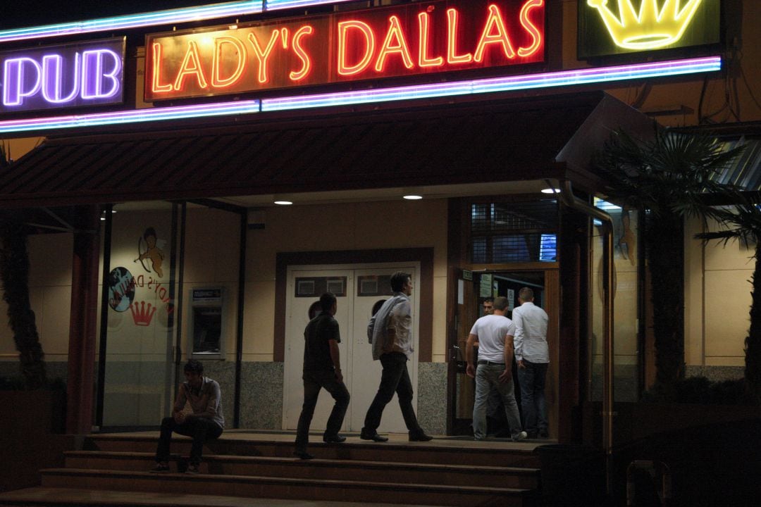 Un grupo de hombres entra al club Lady's Dallas en La Junquera (Girona).