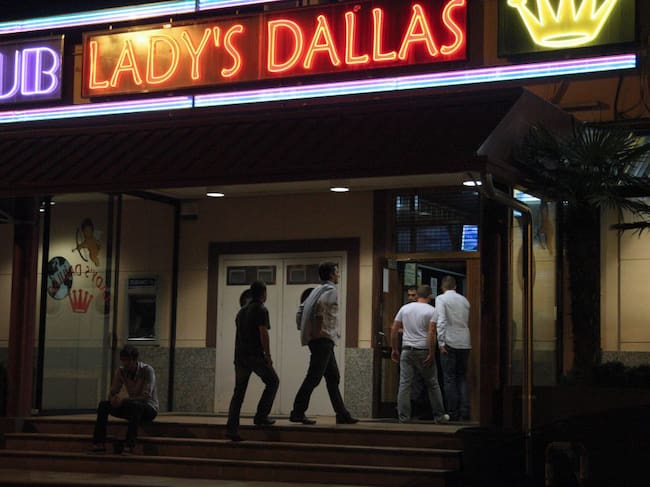 Un grupo de hombres entra al club Lady's Dallas en La Junquera (Girona).