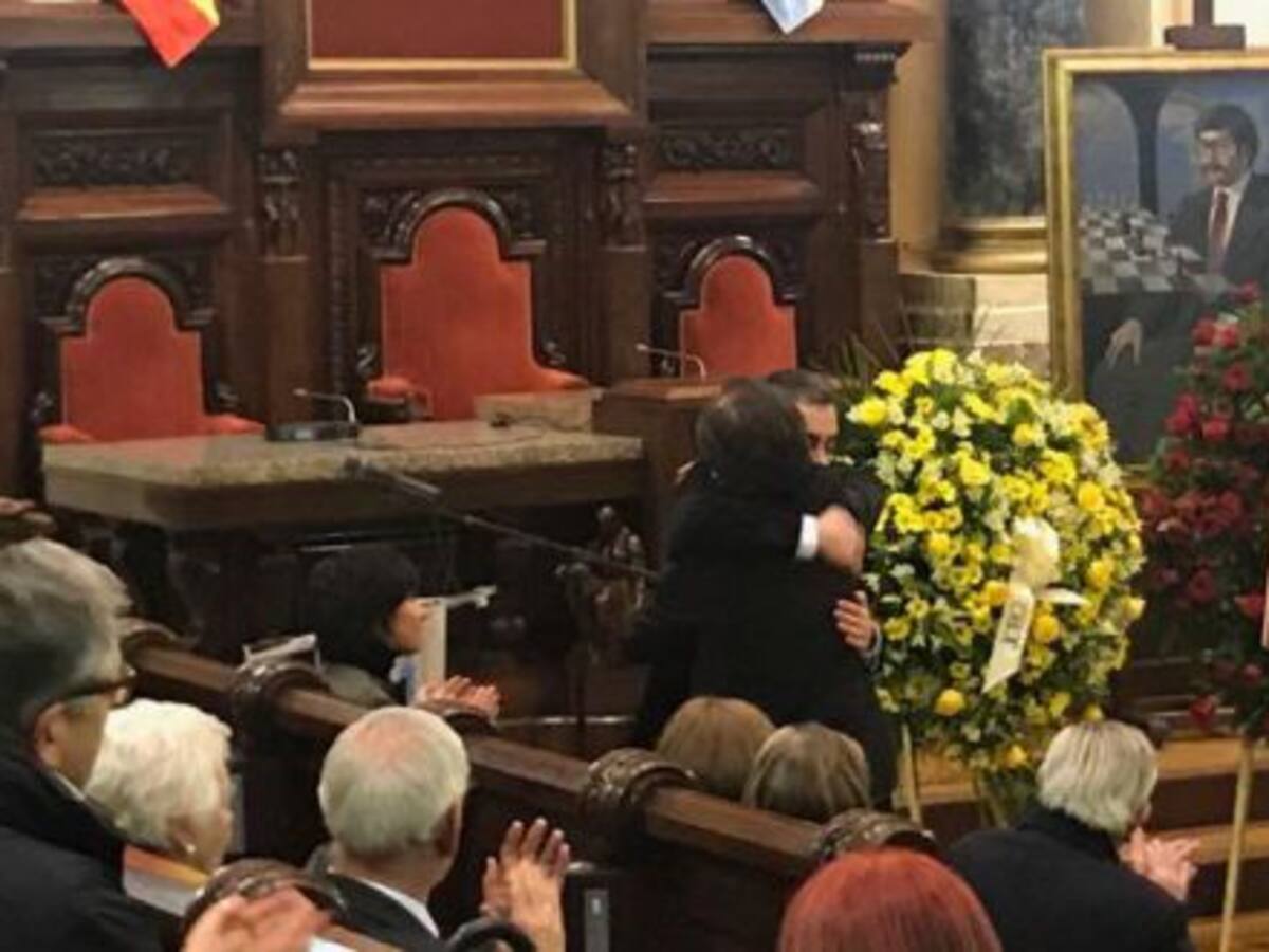 María Pita despide a Domingos Merino en un abarrotado y emocionado salón de sesiones