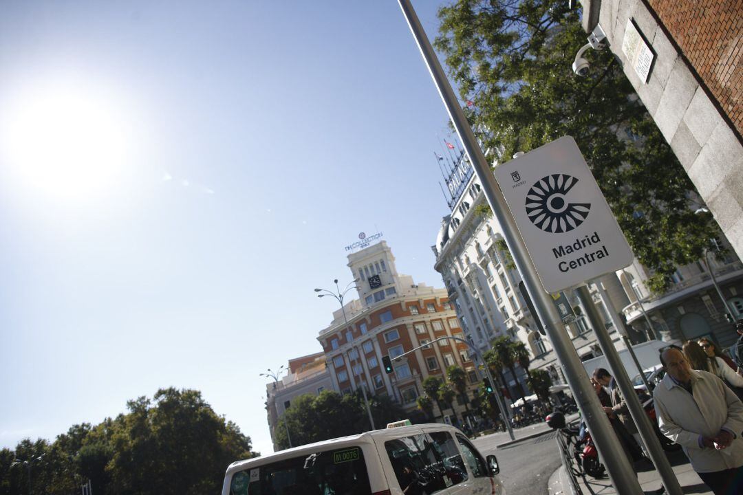 Cartel de Madrid Central que indica restricciones al tráfico en el centro de la capital