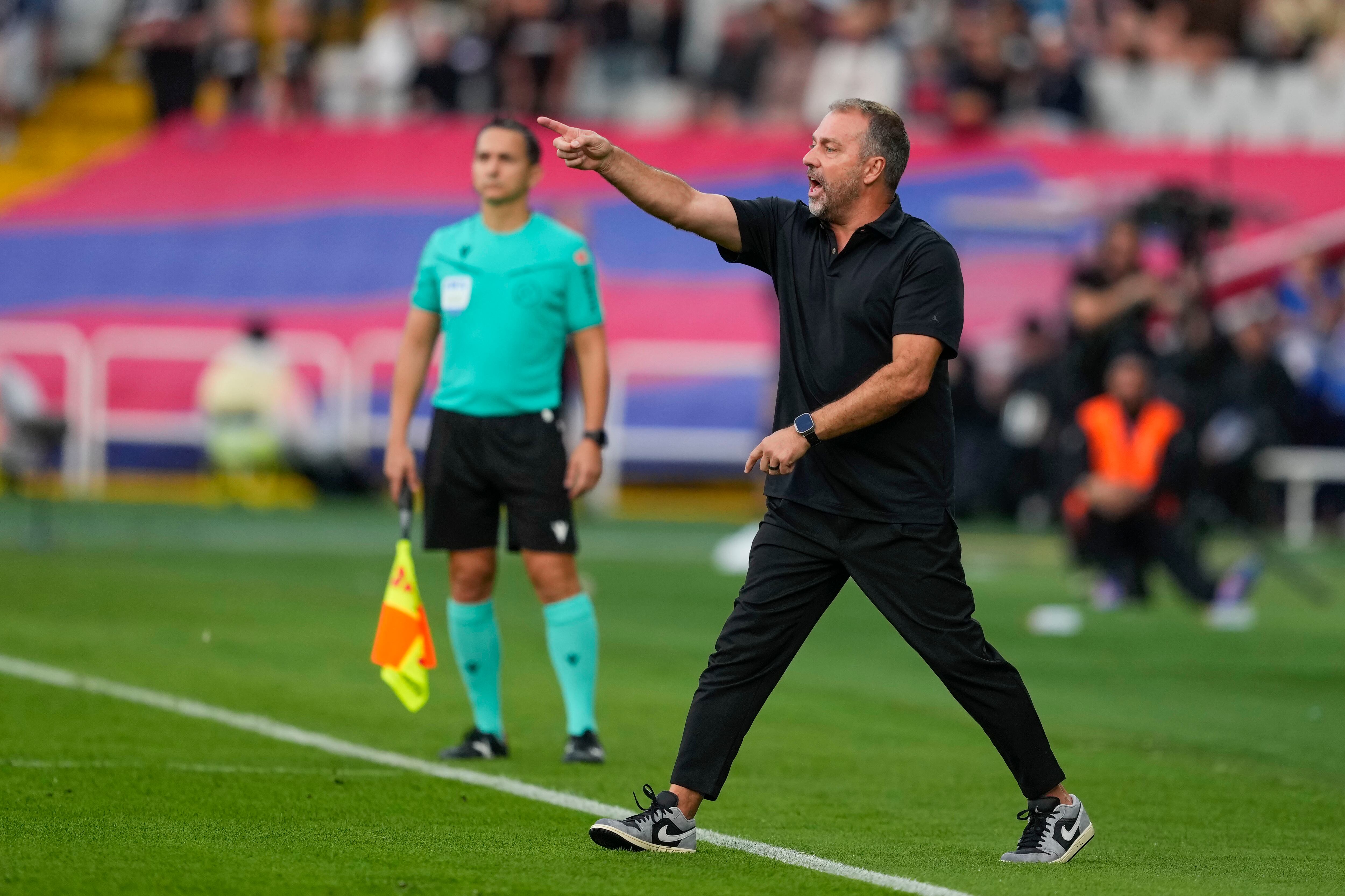BARCELONA, 18/10/2025.- El entrenador del Barça, Hansi Flick, durante el partido de la jornada 9 de LaLiga EA Sports, entre el FC Barcelona y el Girona FC, en el estadio Olímpico de Montjuic, en Barcelona. EFE/ Alejandro Garcia