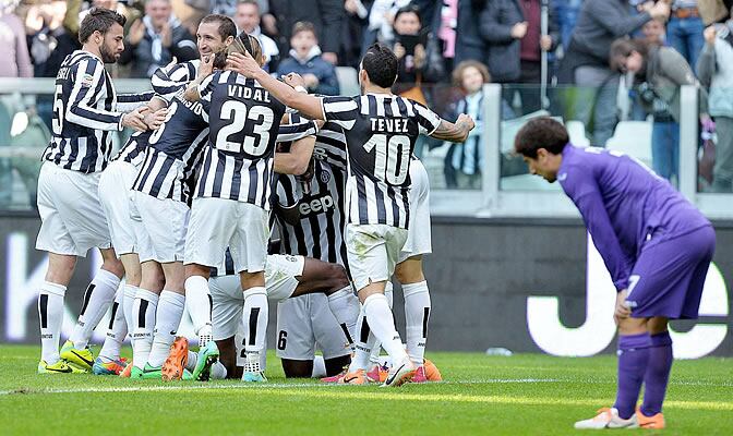 Asamoah celebra con sus compañeros su gol ante la Fiorentina