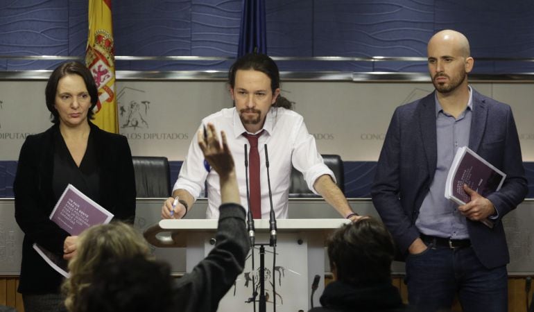  El secretario general de Podemos, Pablo Iglesias, acompañado por el portavoz económico del partido, Nacho Álvarez (d), y la diputada Carolina Bescansa (i), durante la presentación de su oferta de programa de gobierno de coalición con el PSOE