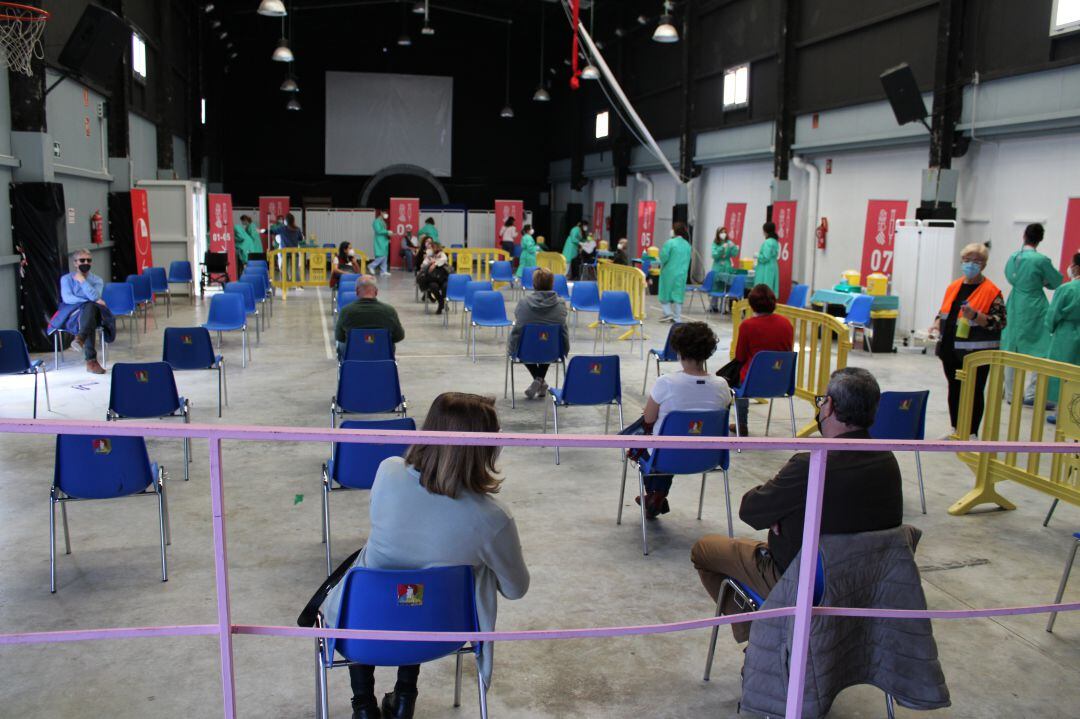 Una de las jornadas de vacunación al personal de los centros docentes, en Llunàtics.