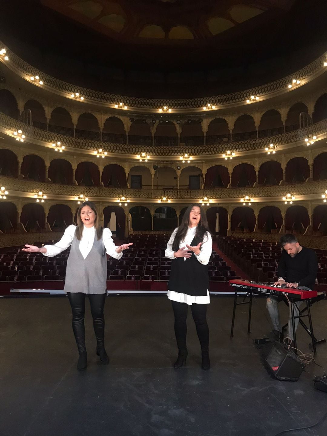 Miriam Ballesteros y Brenda García, junto con Fran Lozano en las tablas del Falla.