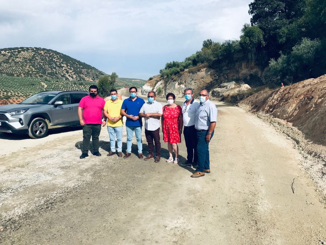 Momento de la visita del diputado, José Castro, en el centro, acompañado de alcalde y concejales de Torres y técnicos