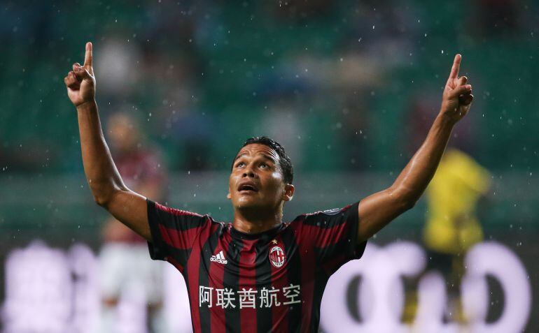 Bacca celebra un gol con el Milán