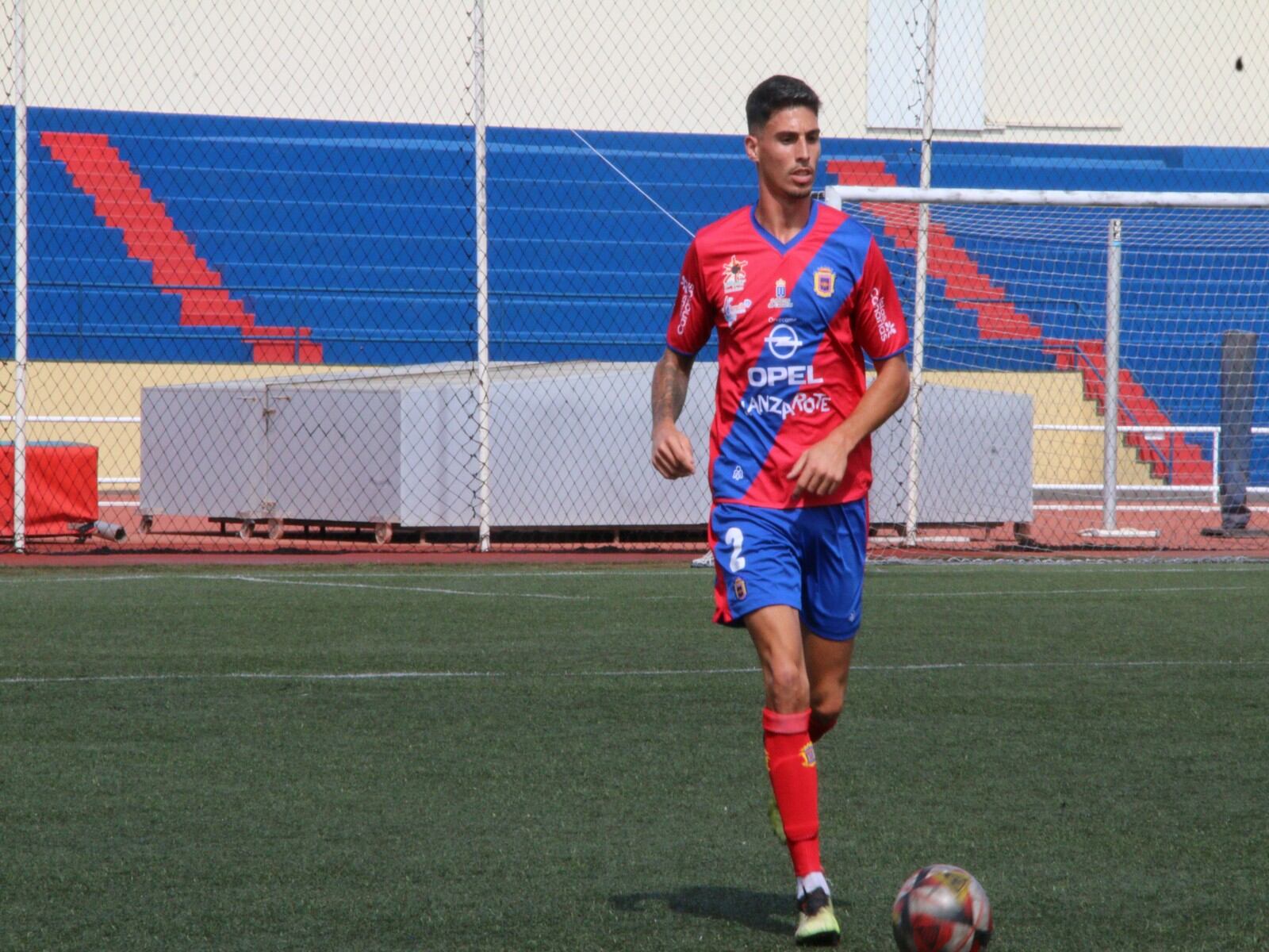 El lateral Alex Cruz en un partido de la UD Lanzarote.