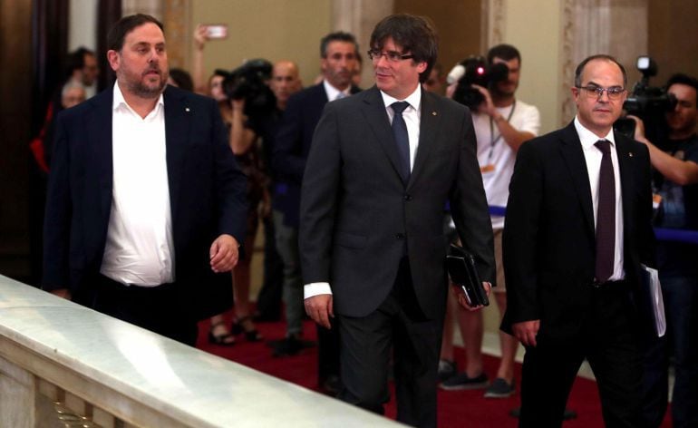 Tres dels sis suspesos pel jutge Llarena (Oriol Junqueras, Carles Puigdemont i Jordi Turull) en una imatge d'arxiu, al Parlament