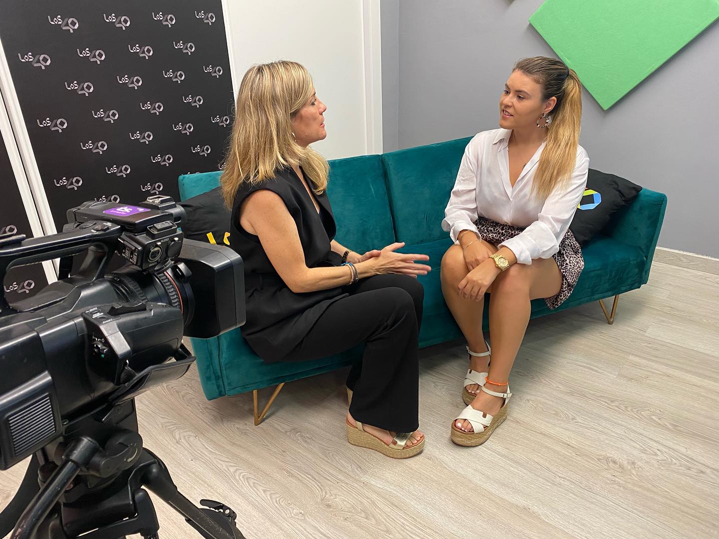 La periodista Marina Vallés junto a Ariadna Llodrá, presidenta de la asociación de Jóvenes Empresarios de La Safor.