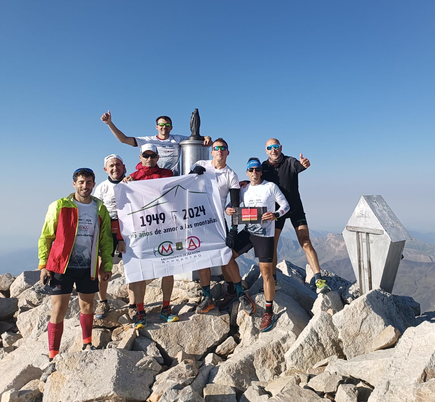 Los montañeros con la Imagen de la Virgen del Pilar