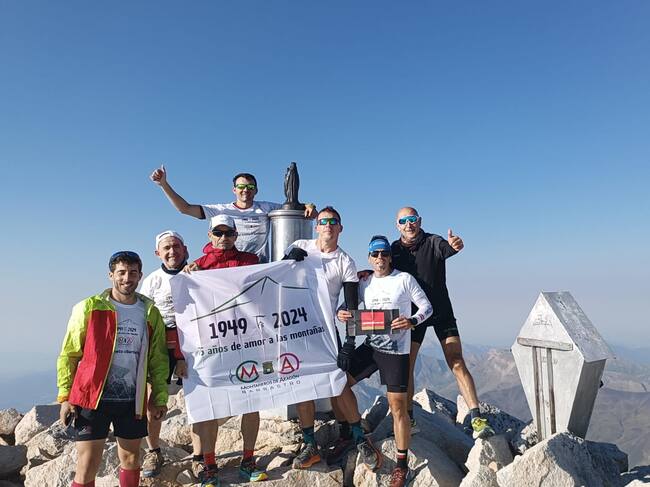 Los montañeros con la Imagen de la Virgen del Pilar