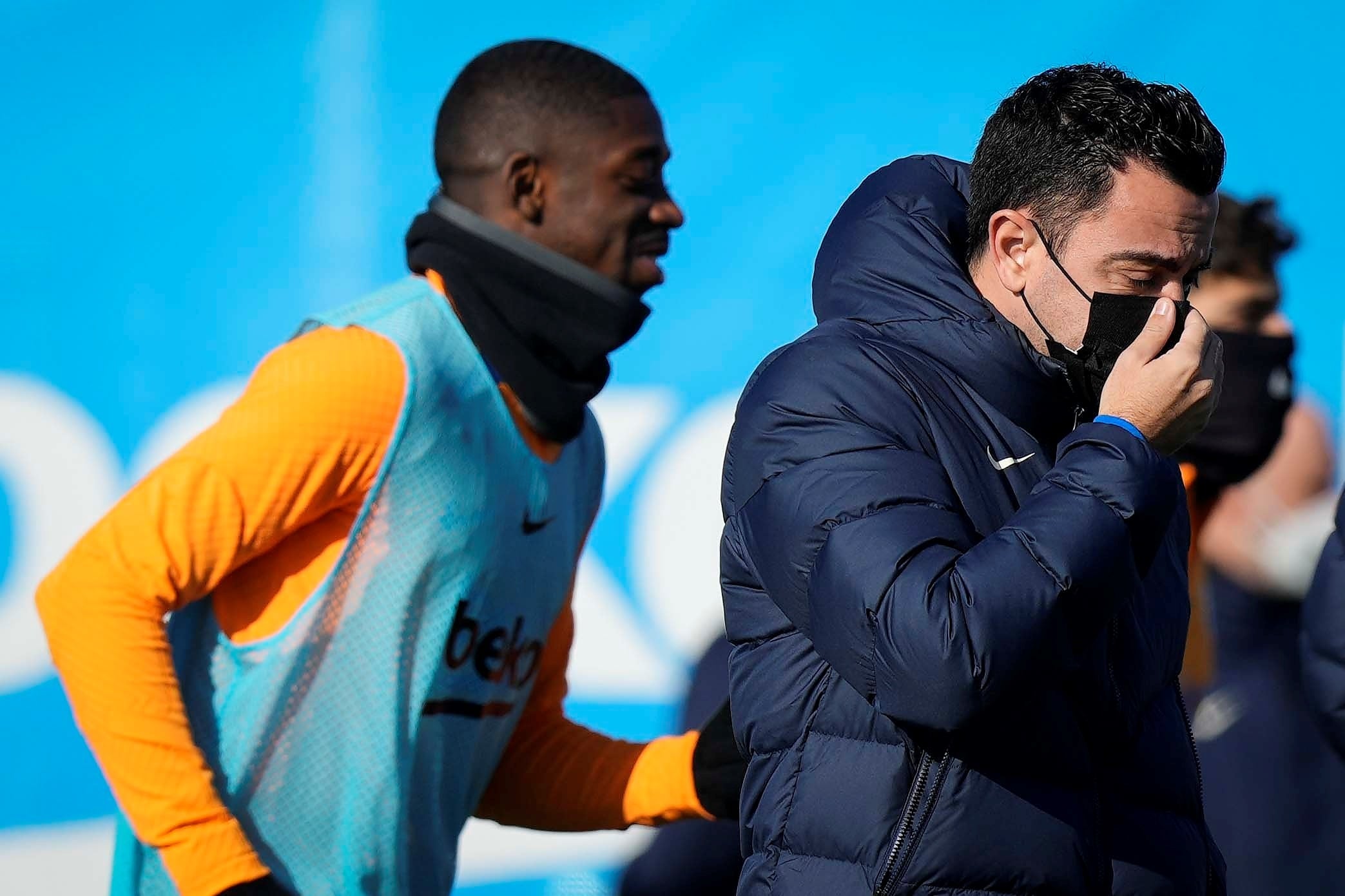 El delantero francés Ousmane Dembele (i) junto a su entrenador, Xavi Hernández (d), durante el entrenamiento del primer equipo del FC Barcelona