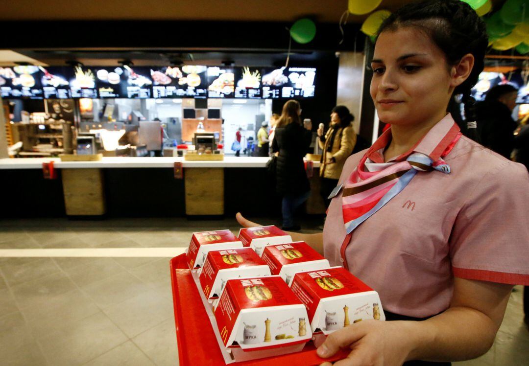 Una empleada de McDonald&#039;s con varias Big Mac.