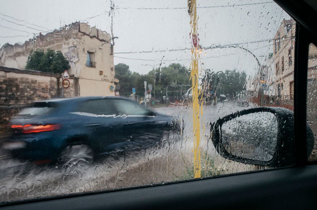 Calles y viales inundados y rescates de vehículos en Castellón