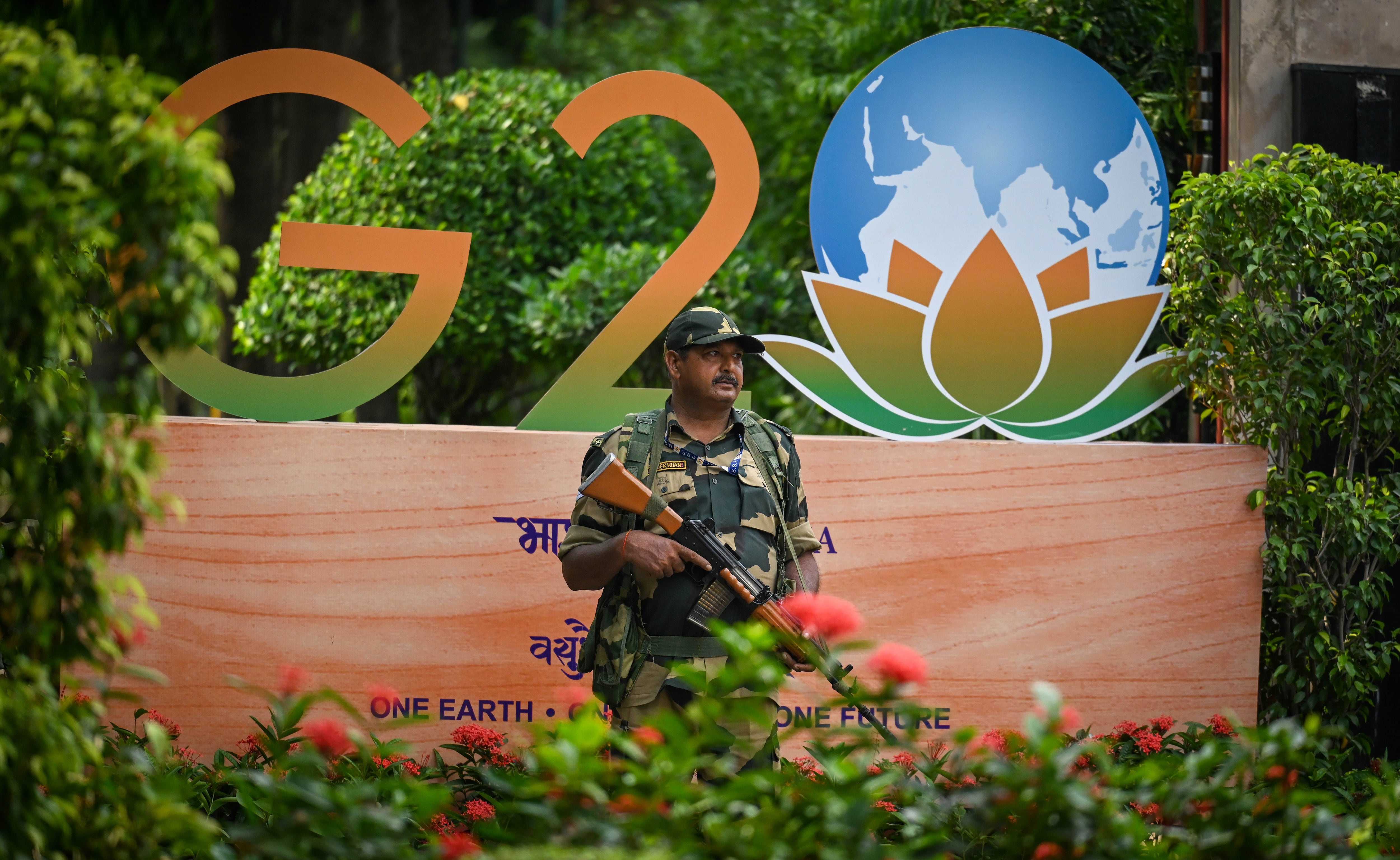 Un agente de seguridad vigila el lugar donde se va a celebrar la cumbre del G-20 en Nueva Delhi