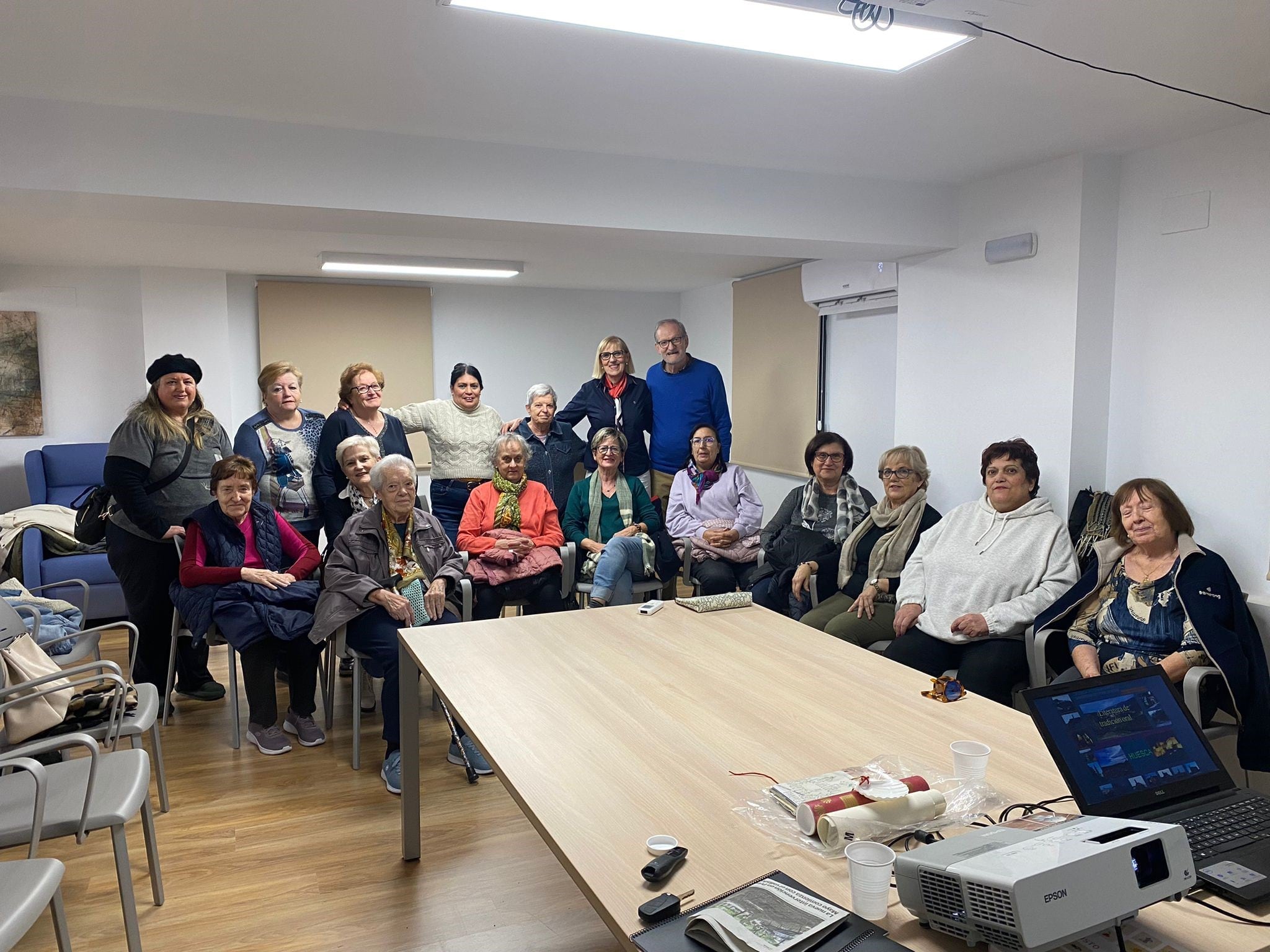 José Antonio Adell y Mª Jesús Lamora con los grupos de lectura de San Esteban de Litera y Binéfar