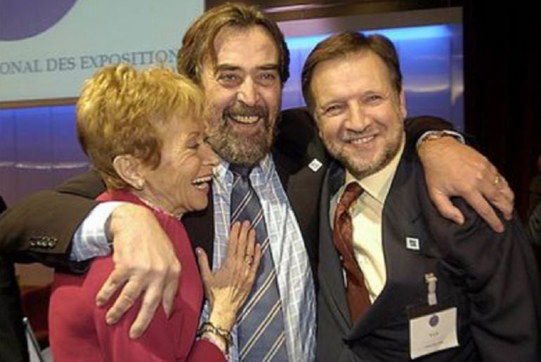 Mª Teresa Fernández de la Vega, Juan ALberto Belloch y Marcelino Iglesias en París, tras la elección de Zaragoza para celebrar la Expo Internacional de 2008