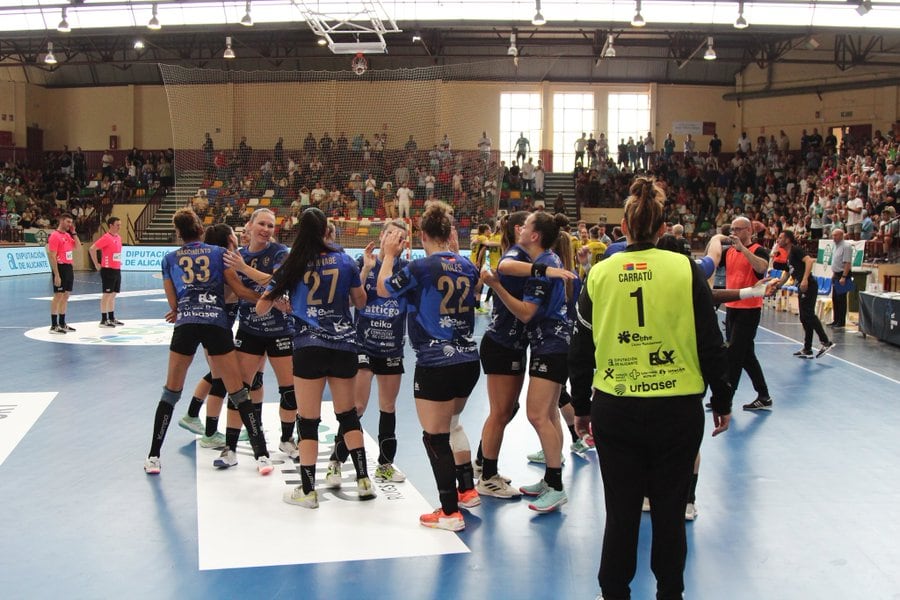 Las jugadoras del Elche Atticgio celebran la victoria ante el Iuventa de Eslovaquia