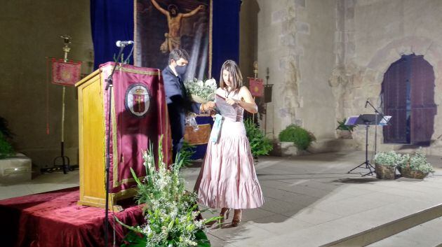 Carmen recibió un ramo de flores y una placa conmemorativa por parte de la cofradía