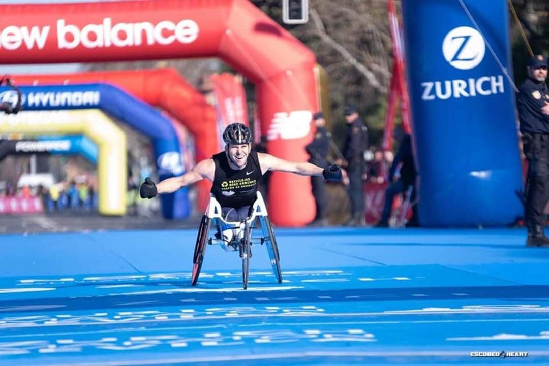 Diego Camacho llegando a meta en el Maratón de Sevilla