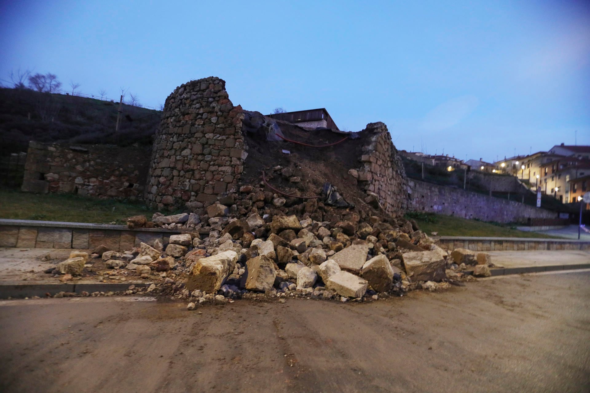 ista del torreón del recinto amurallado del parque del cerro de San Vicente de la muralla de Salamanca, que se ha venido abajo a primera hora de la mañana de este viernes como consecuencia de las intensas lluvias registradas durante toda la jornada de ayer,el derrumbe se ha producido en la zona de la Vaguada de la Palma, a la altura de la rotonda de la Sagrada Familia, en dirección a la catedral, entre las 6.00 y las 6.10 horas. EFE/JM García