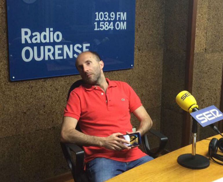 El portavoz de Democracia Ourensana en los estudios de Radio Ourense