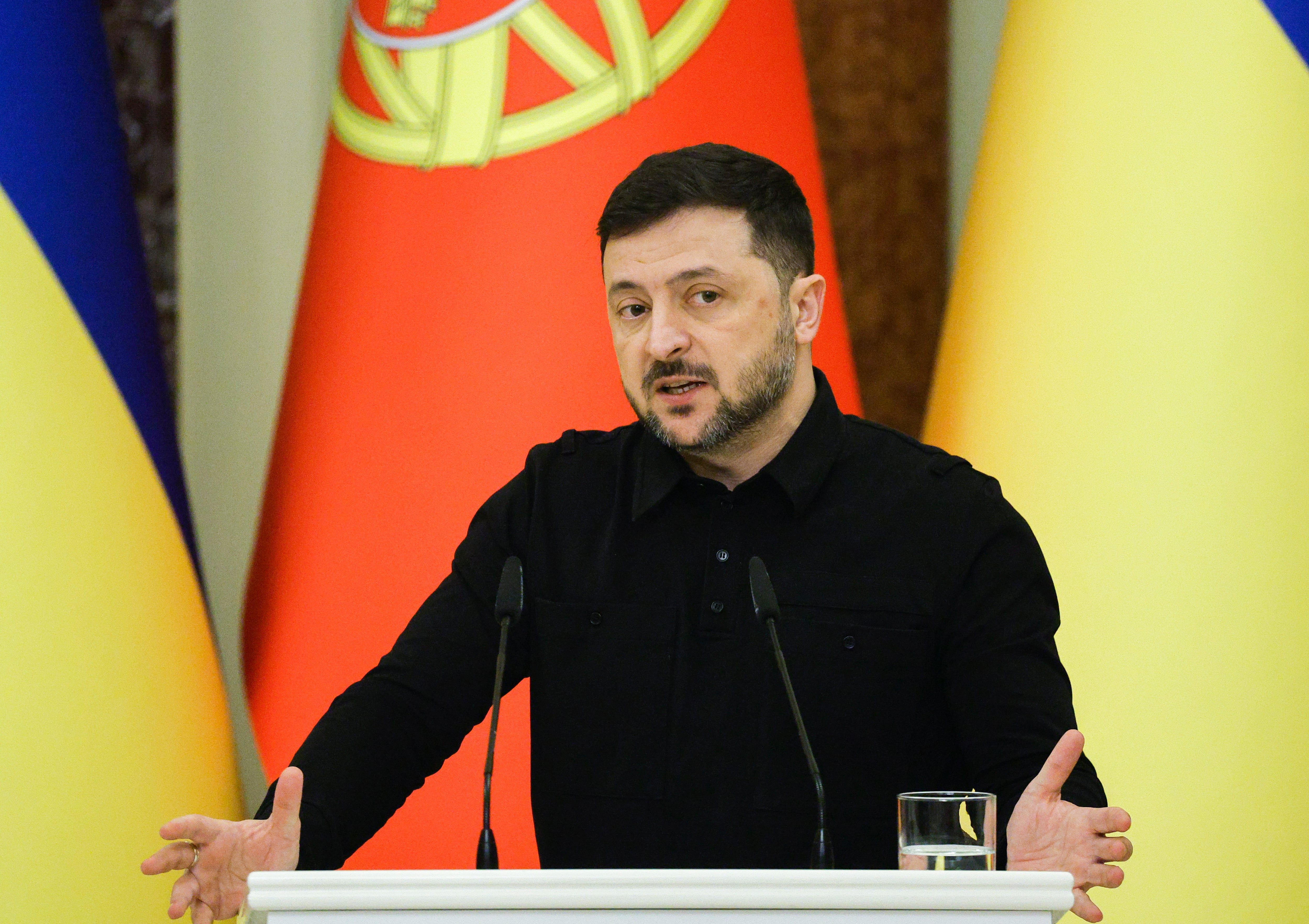 El presidente ucraniano Volodymyr Zelensky habla durante una rueda de prensa conjunta con el primer ministro portugués Montenegro tras su reunión en Kiev, Ucrania, el 20 de diciembre de 2025.