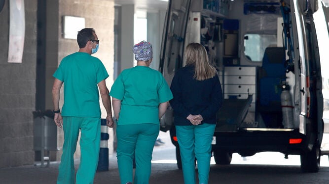 Enfermeros y enfermeras en el exterior de un hospital