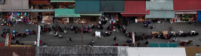 Los clientes de una tienda de venta de sal guardan cola en Hong Kong