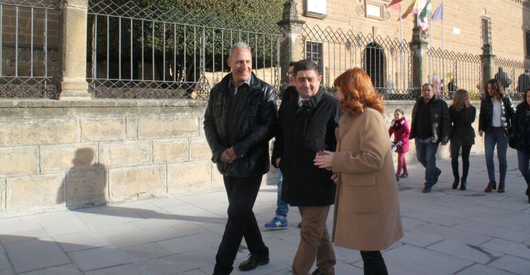 La alcaldesa de Úbeda, Toni Olivares, el presidente de la Diputación, Francisco Reyes, (centro) visitan las obras del Hospital de Santiago.