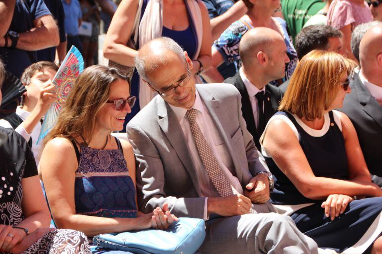 El cap de Govern conversa amb la consellera a l'oposició Rosa Gili durant els actes de Santa Anna, a la festa major d'Escaldes.
