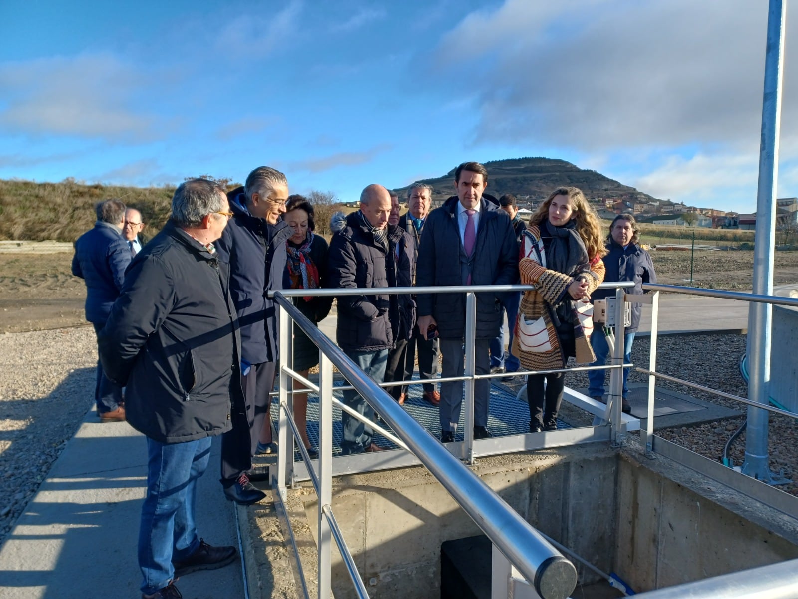Visita del consejero de Medio Ambiente de la Junta de Castilla y León, Juan Carlos Suárez-Quiñones, a la renovada depuradora de aguas residuales de Castrojeriz. / Foto: JCyL