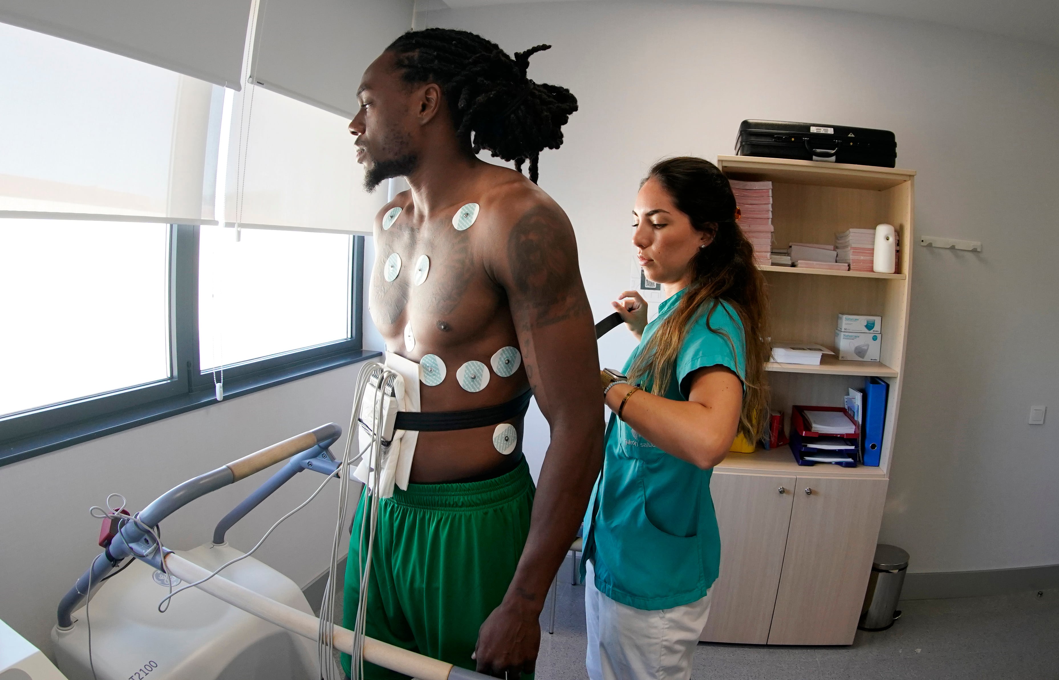 Kendrick Perry pasando reconocimiento médico con el Unicaja/ Unicaja Photo Press