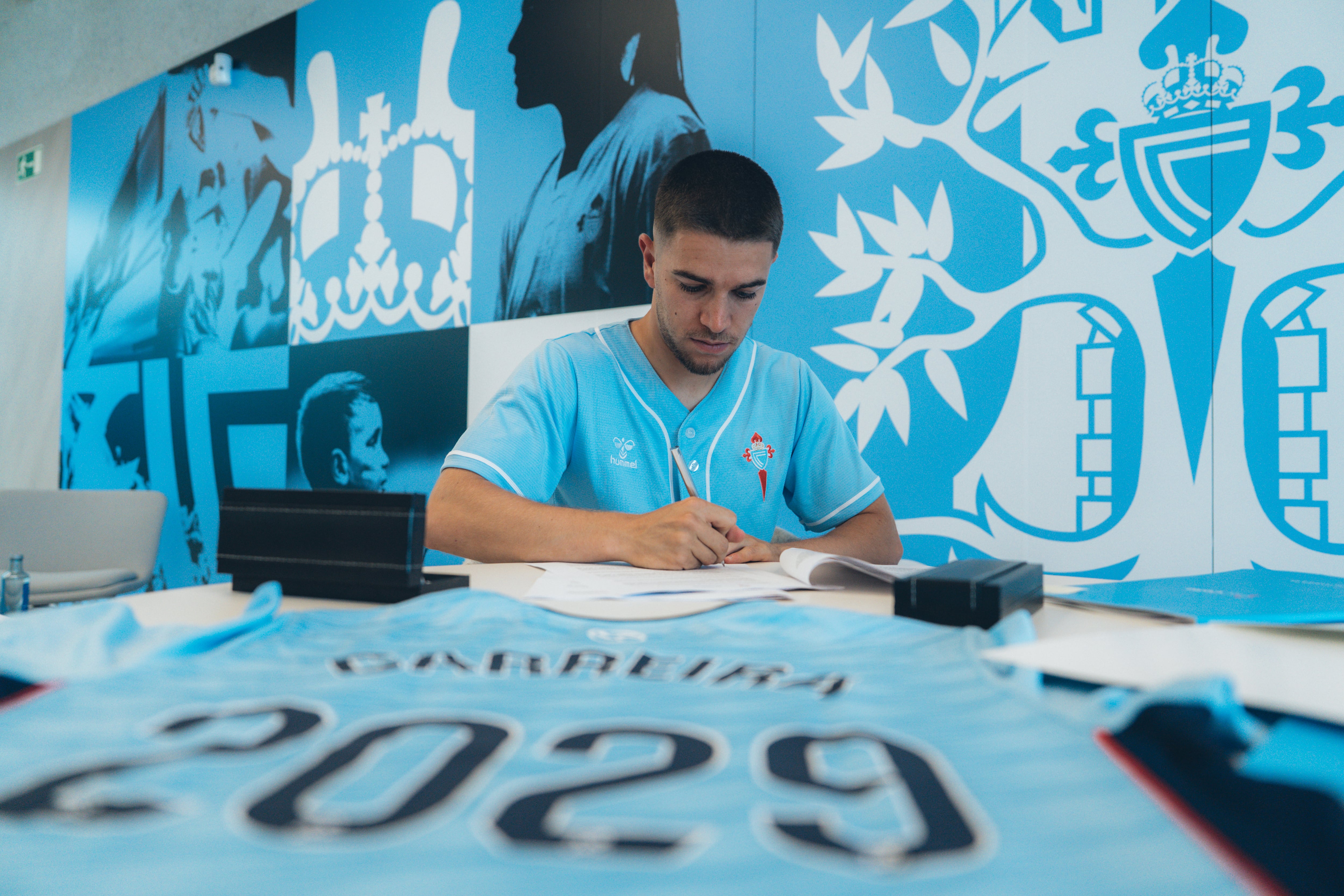 Sergio Carreira firmando su renovación con el Celta