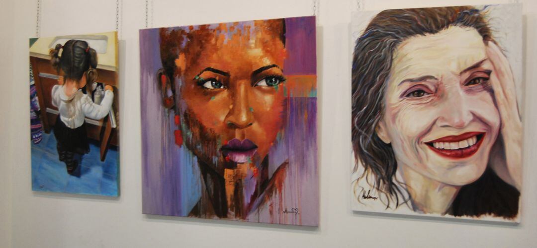 Las obras de pintura durante el curso se elevan ahora a las paredes de las salas expositivas