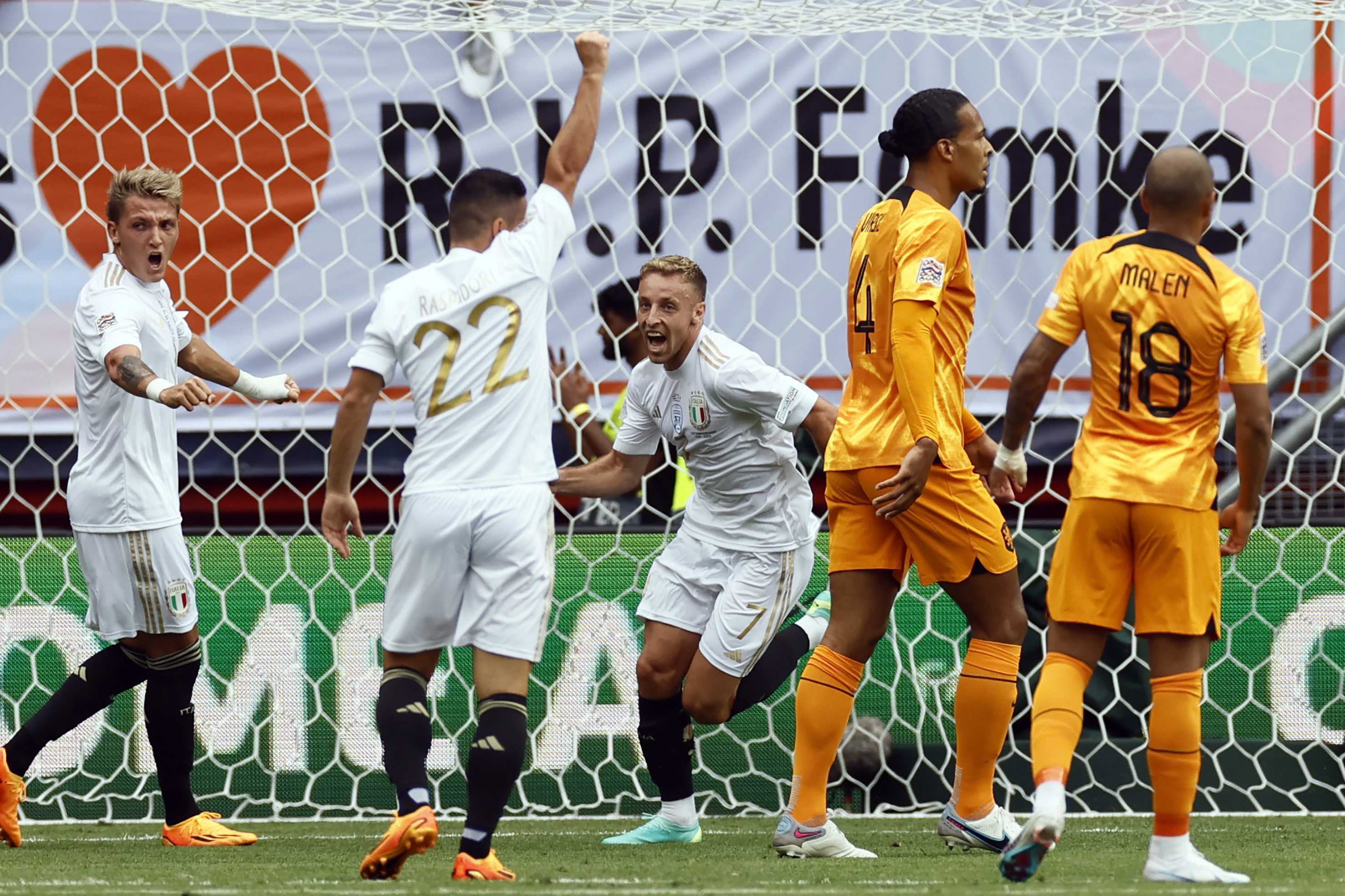 Davide Frattesi celebrando junto a sus compañeros el 2-0.