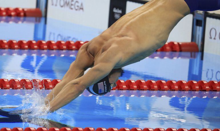 Phelps se lanza al agua en la final de los 200 m estilos